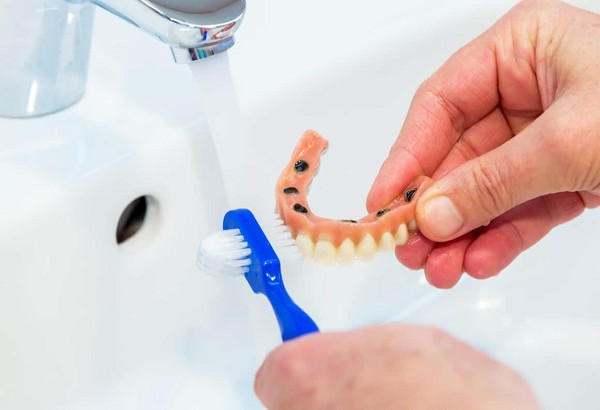 تکنیک های تمیزکردن دندان های مصنوعی!